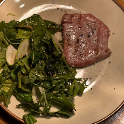 Стейк из тунца с кабачкомв Kvartal по цене 890 ₽