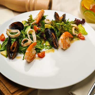 Салат с морепродуктами в Абрамовъ по цене 1480 ₽