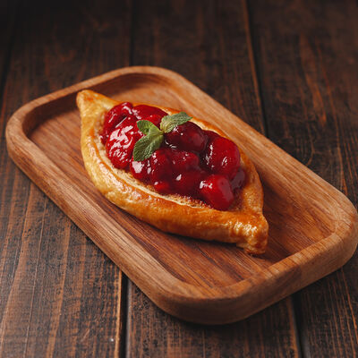 Фирменный десерт LuckyDze с клубникой в LuckyDze по цене 710 ₽