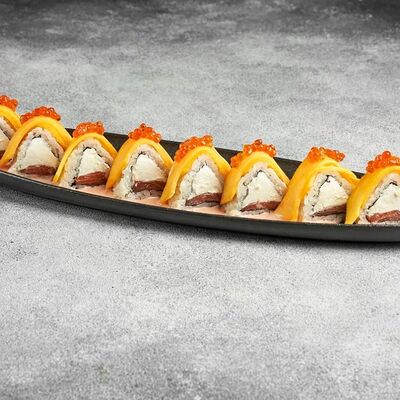 Ролл с лососем и манго в 1st Gallery Lounge по цене 1565 ₽