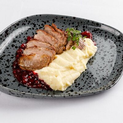 Утиное филе с пюре из сельдерея и брусничным соусомв Бублик по цене 690 ₽