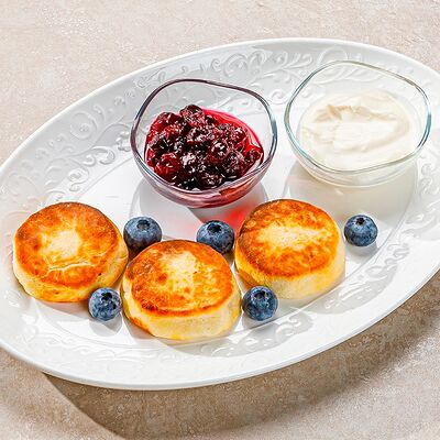 Сырники классические со сметаной и вареньем из клюквы в Этажи по цене 550 ₽