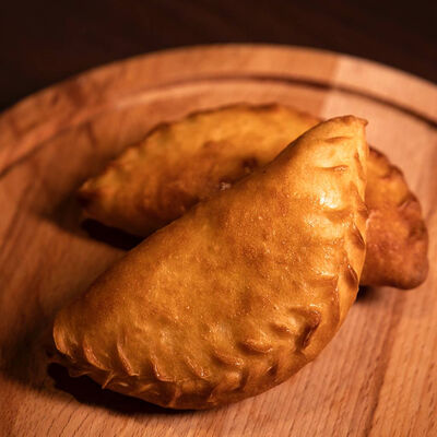 Пирожок с луком и яйцом в Плюшка по цене 100 ₽