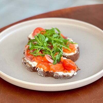 Брускетта с лососем в Брускетта по цене 745 ₽
