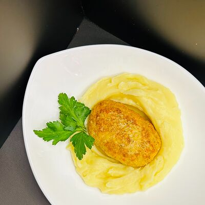 Картофельное пюре и котлета из щукив Рябинушка по цене 485 ₽