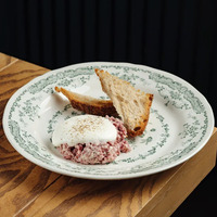 Тартар из говядины с хлебом Тартин и муссом из пармезана в Мона