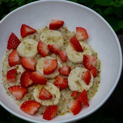 Овсяная каша с фруктами в Дебют по цене 540 ₽