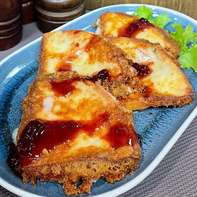 Сулугуни, жаренный с брусничным соусомв Сандро по цене 1060 ₽