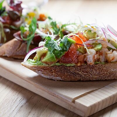 Брускетта с авокадо и креветками в Wine Religion по цене 650 ₽