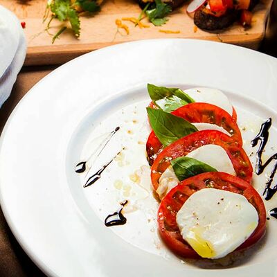 Салат Капрезе в Wine room gallery по цене 630 ₽