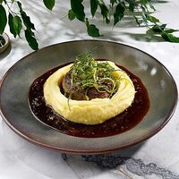 Котлета из мраморной говядины с трюфельным картофельным пюре в Мясо & Рыба