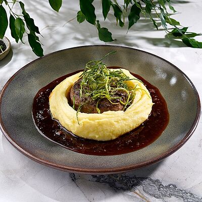 Котлета из мраморной говядины с трюфельным картофельным пюре в Мясо & Рыба по цене 970 ₽