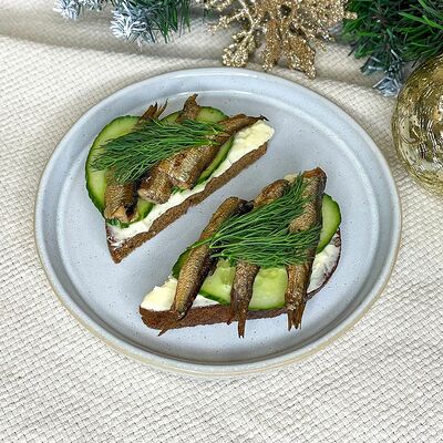 Бутерброды со шпротами и свежим огурцом в Debaton по цене 108