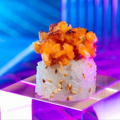 Запечённыйхрустящий ролл с креветкой в Gojira ramen по цене 920 ₽