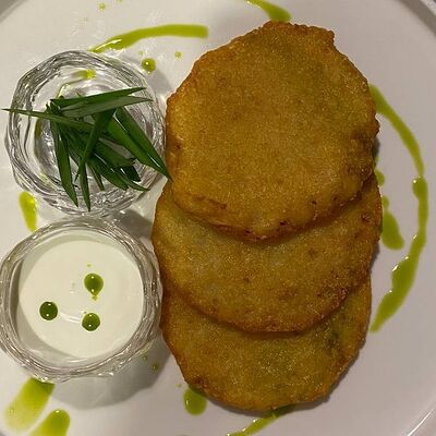 Драники со сметаной в Чкалов. Северная кухня по цене 590 ₽