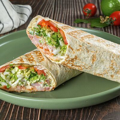 Ролл с куриным бедром в Солянка Крафт Бар по цене 560 ₽