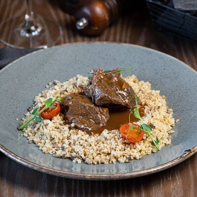 Телячьи щечки с пшеничной кашей в Старый город по цене 800