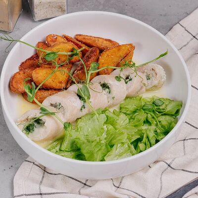 Куриный рулет со шпинатом и картофельными долькамив Бобы по цене 569 ₽