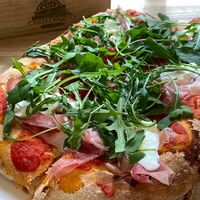 Пицца Чиабатта романа Прошутто парма в Кастельсардо