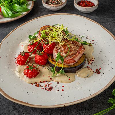 Медальоны из свинины в беконе с грибным соусом в Поляна по цене 740 ₽