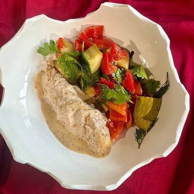 Салат с куриной грудкой и овощами в Вино и еда по цене 890 ₽