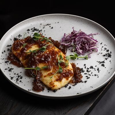 Жареный сыр халлуми с луковым мармеладом в Beer & Grill по цене 500 ₽