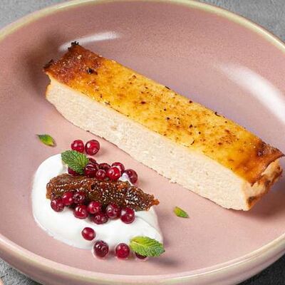 Запеканка Творожная с инжирной пастой и брусникой в Кэрри по цене 295 ₽
