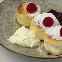 Сырники с вишней и сладкой сметаной в Coff