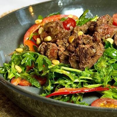 Салат с куриной печенью в Щастьебар по цене 570 ₽