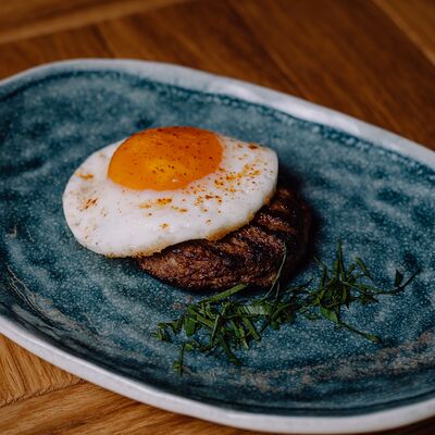 Бифштекс с глазуньей в Калейдоскоп вкуса по цене 150 ₽