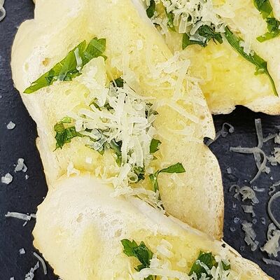 Чесночный багет в Travel Рестобар по цене 140 ₽