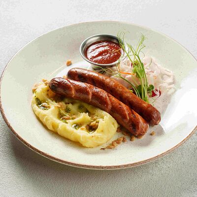 Колбаски гриль пикантные из курицы с картофельным пюре и квашеной капустой в Pitnica по цене 620 ₽