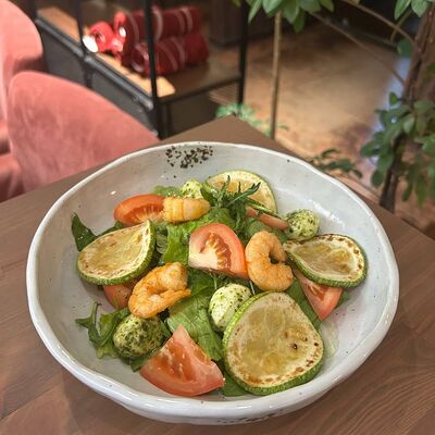Салат с креветками, цукини гриль и моцареллой в История любви по цене 520 ₽