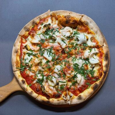 Пицца с морепродуктами в АМА по цене 1090 ₽