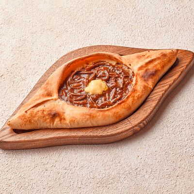 Хачапури с томленой говядиной в Хачапури выпечка и вино по цене 590 ₽