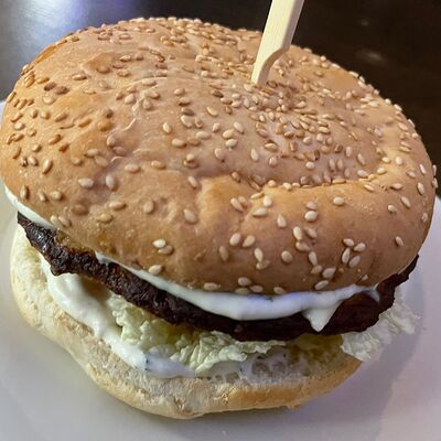 Бургер с котлетой из 100%-ой говядины в Братик Томатик по цене 299 ₽