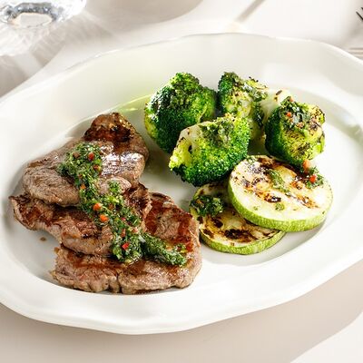 Медальоны из говядины с соусом чимичури в Кукумбер по цене 1890 ₽