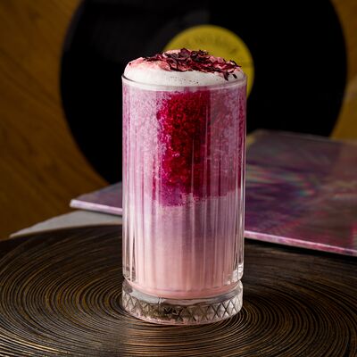 Молочный чай из роз в BEATS BREW по цене 880 ₽