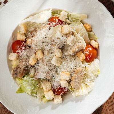 Салат с курицей и пармезаном в Вера Фёдоровна по цене 590 ₽