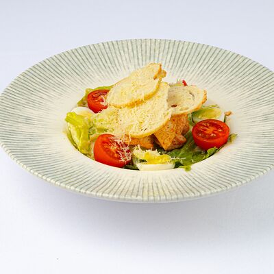 Цезарь с курицей в Everest Sochi по цене 850 ₽