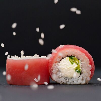 Туна ролл в Дзиро суши-бар по цене 800 ₽