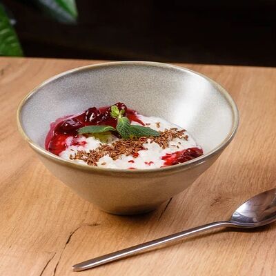 Рисовая каша с вареньем из вишни и семенами льна в THE ZAVTRAK по цене 475 ₽