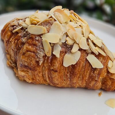 Миндальный круассан в Сельдерей по цене 490 ₽