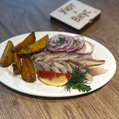Слабосоленая сельдь с картофелем по-деревенски в Уют и вкус по цене 500 ₽