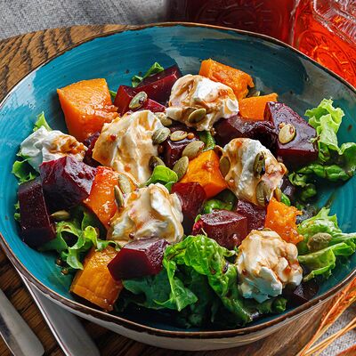 Салат с запеченной тыквой и свеклой Этюд в багровых тонах в Досытаевский по цене 410 ₽