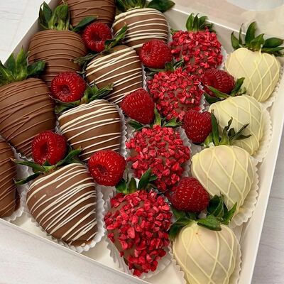 Набор нарядной клубникив Kissberry по цене 3900 ₽