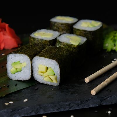 Хосомаки с авокадо в Caviar Rolls по цене 208 ₽