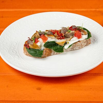 Брускетта с белыми грибами и трюфелем в Сорренто by Novikov по цене 680 ₽