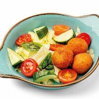 Овощной салатик с сырными шариками в Корчма