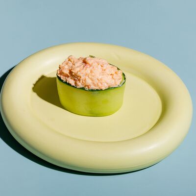 Суши в огурце с острой креветкой в Сушки на макушке по цене 270